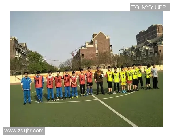 家庭与足球的交融:如何在赛场与家人之间找到平衡与快乐 家庭与足球的交融:如何在赛场与家人之间找到平衡与快乐